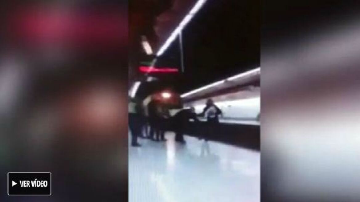 Σοκαριστικό βίντεο: Αστυνομικός σκοτώθηκε πέφτοντας στις γραμμές του μετρό