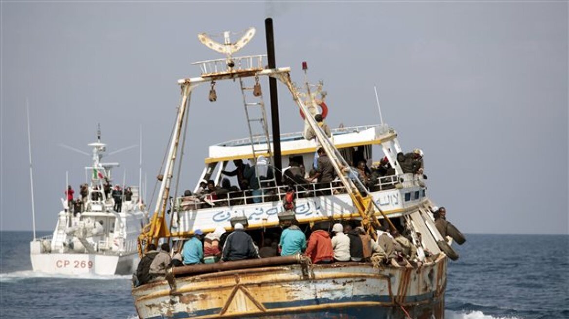 Ιταλία: Ακυβέρνητο πλοίο με 450 μετανάστες