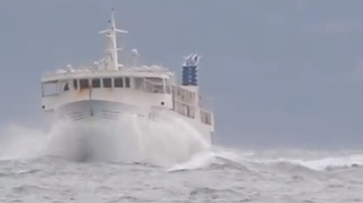 Βίντεο: Δείτε το θρυλικό «Σκοπελίτη» να δαμάζει τα κύματα