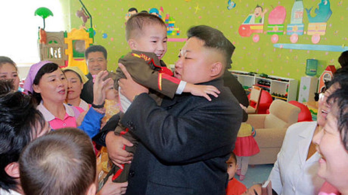 Βίντεο: Ο Κιμ Γιονγκ Ουν «ευλόγησε» ορφανά από τη Βόρεια Κορέα
