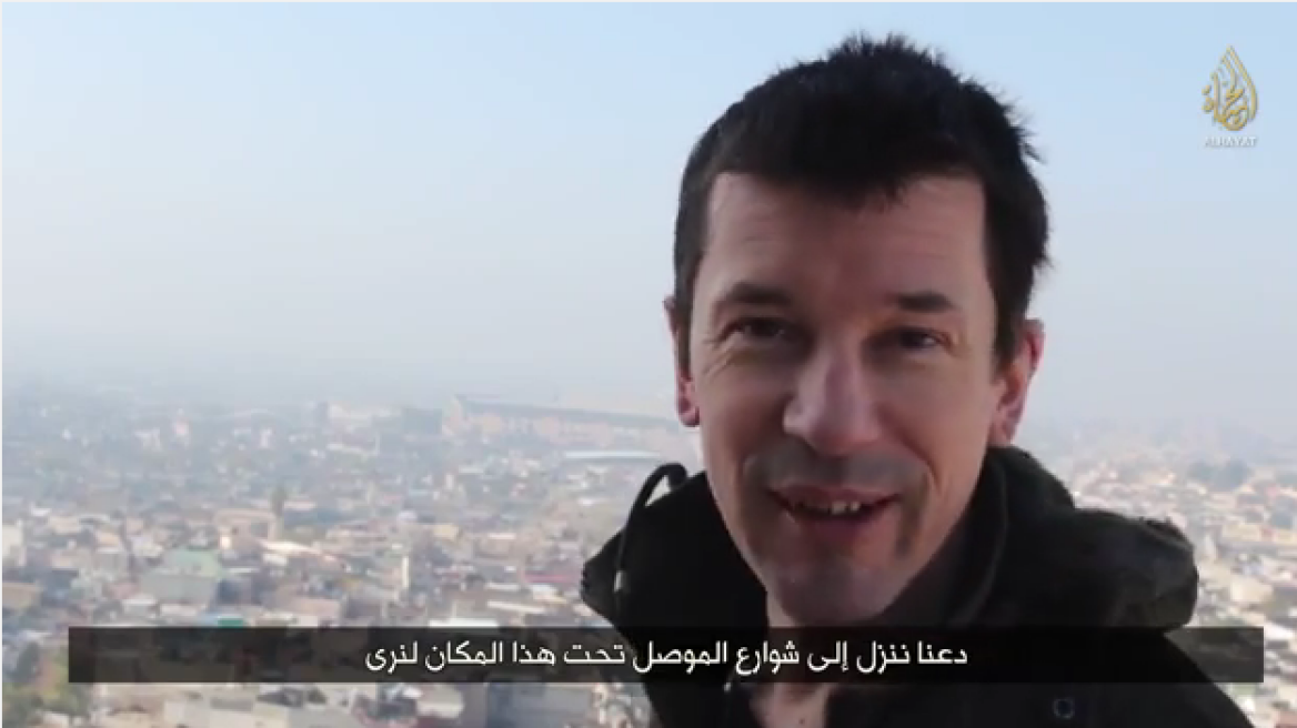 Βίντεο: Σε ρόλο «ξεναγού» ο Βρετανός όμηρος των τζιχαντιστών