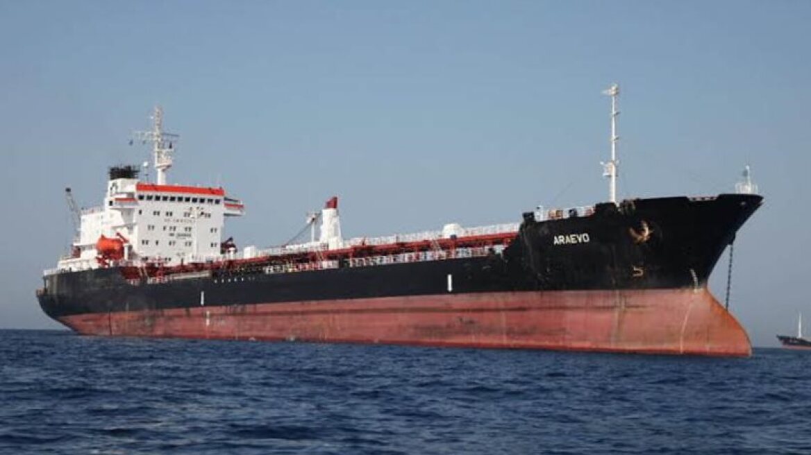 Λιβυκός στρατός: Το ελληνικό δεξαμενόπλοιο «Araevo» που βομβαρδίστηκε στη Ντέρνα μετέφερε Ισλαμιστές