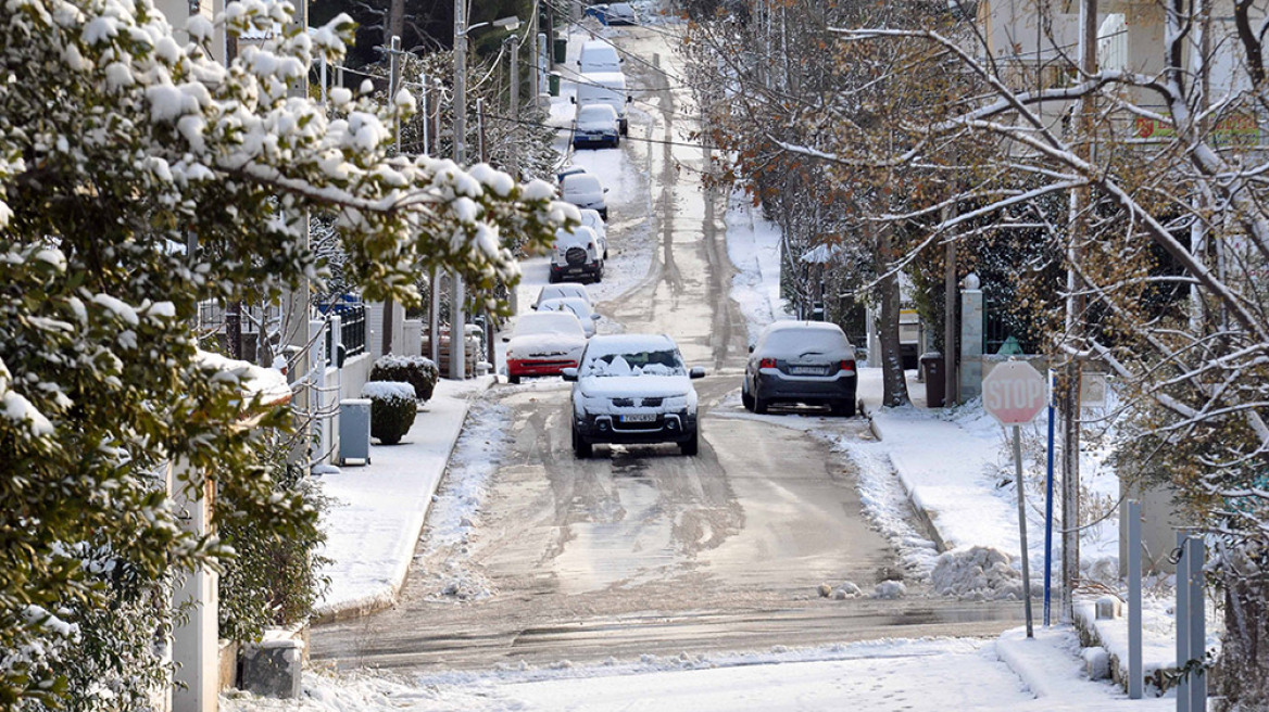 «Άσπρισαν» τα βόρεια προάστια: Παγωμένοι δρόμοι και πολικές θερμοκρασίες