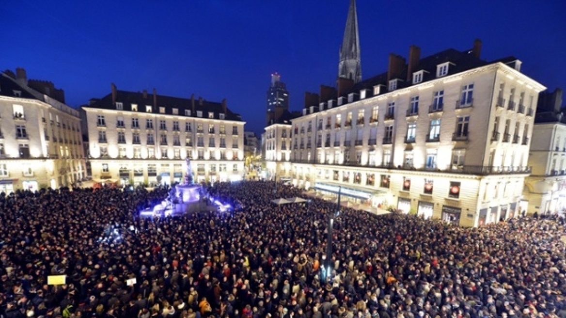 Charlie Hebdo: Κρατώντας πένες στα χέρια διαδηλώνουν οι Γάλλοι στο Παρίσι