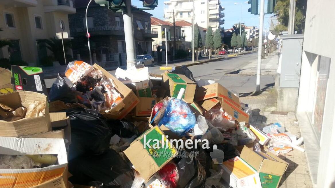 Λόφους σχηματίζουν τα σκουπίδια στην Τρίπολη