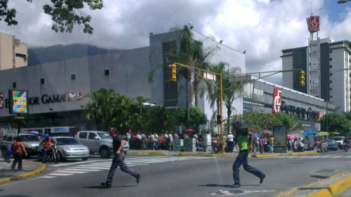 Χάος στη Βενεζουέλα – Στρατιώτες φρουρούν σούπερ μάρκετ και παντοπωλεία