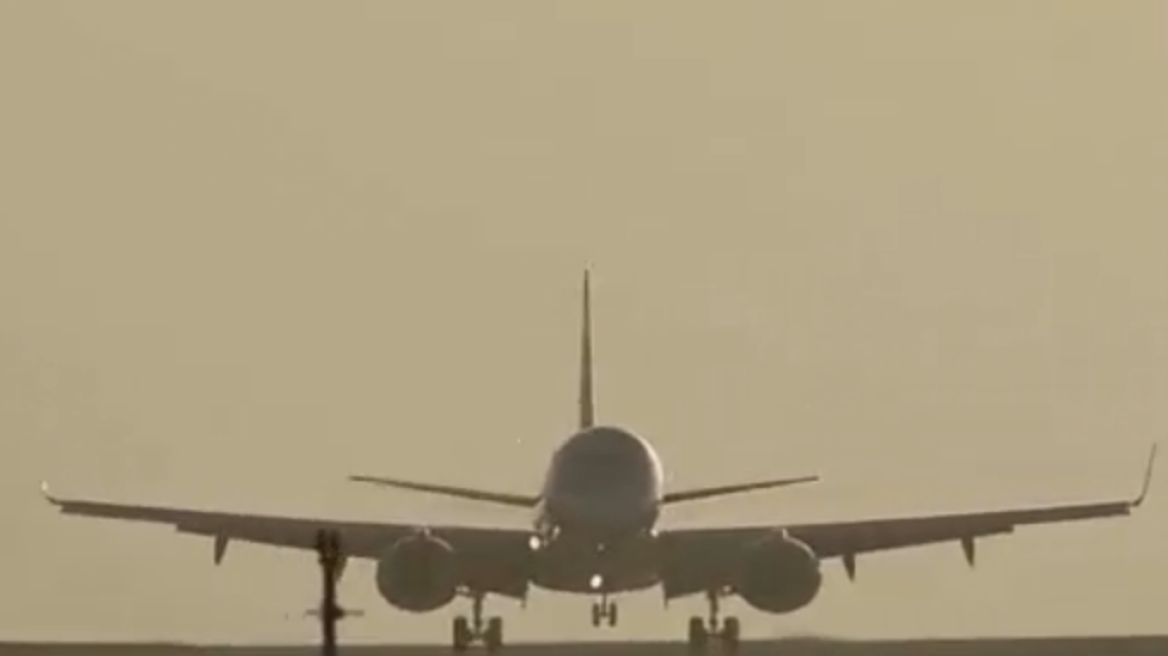 Βρετανία: Δείτε προσγείωση αεροσκάφους εν μέσω θυελλωδών ανέμων 
