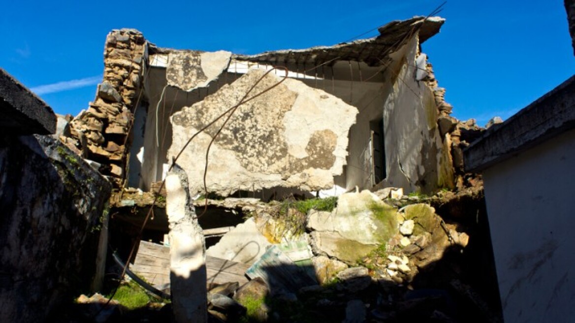 Κρήτη: Σπίτι αιωρείται στους Στράτους από την κακοκαιρία