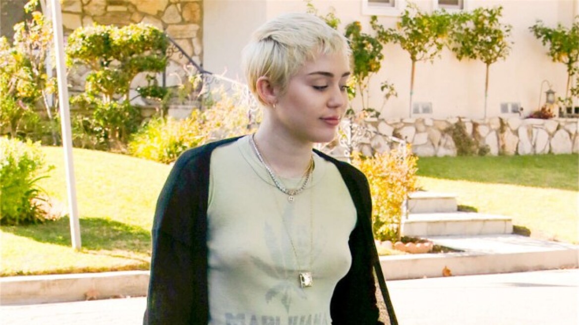Miley Cyrus: Με μπλουζάκι που γράφει "μαριχουάνα"