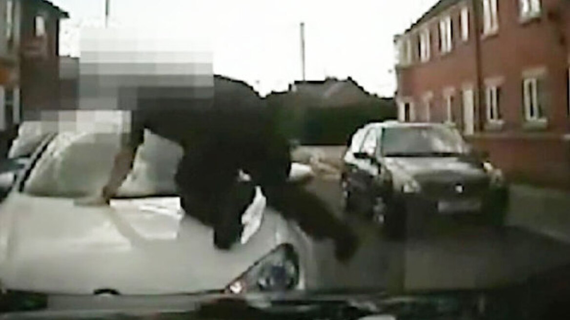 Βίντεο: Αστυνομικός πέφτει επάνω σε αυτοκίνητο για να το ακινητοποιήσει