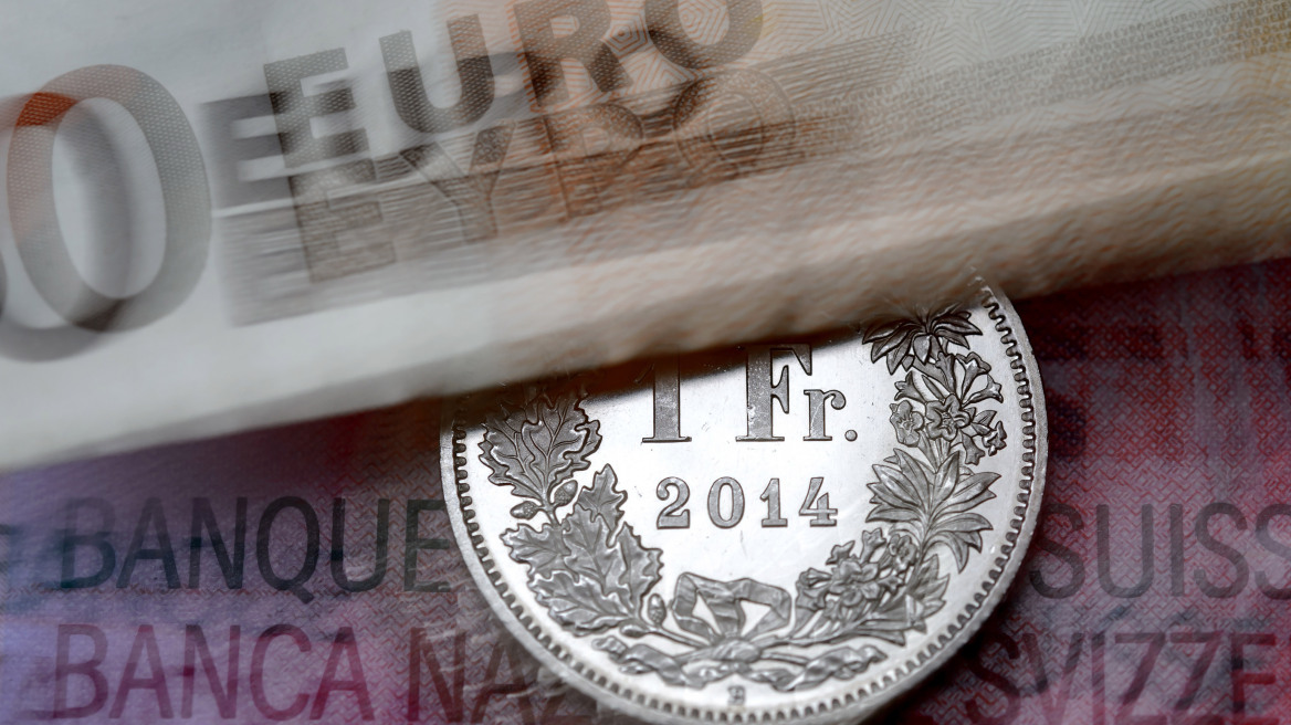 Κατρακυλάει το ευρώ: Στο 0,98 η ισοτιμία με το ελβετικό φράγκο 