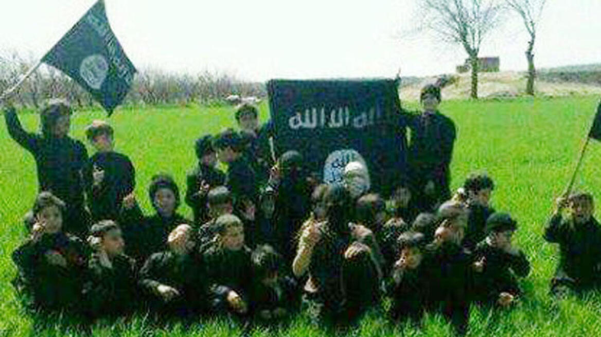 Φωτογραφίες: Παιδιά εκπαιδεύονται στα όπλα από το Ισλαμικό Κράτος