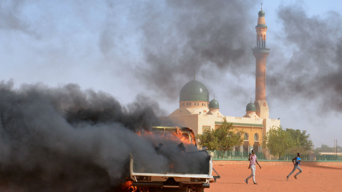 Νίγηρας: Πυρπολήθηκαν 45 εκκλησίες στις διαδηλώσεις κατά της Charlie Hebdo