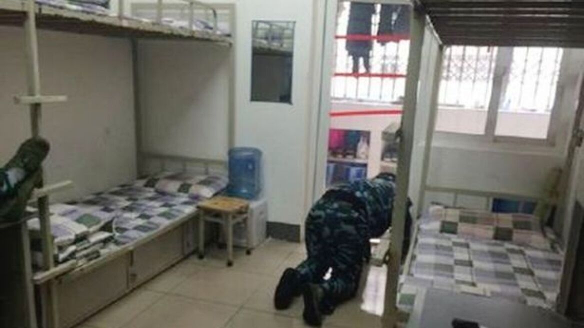 Φωτογραφίες: Στρατιώτης έγλυψε - κυριολεκτικά - την τουαλέτα μετά τις φωνές αξιωματικού