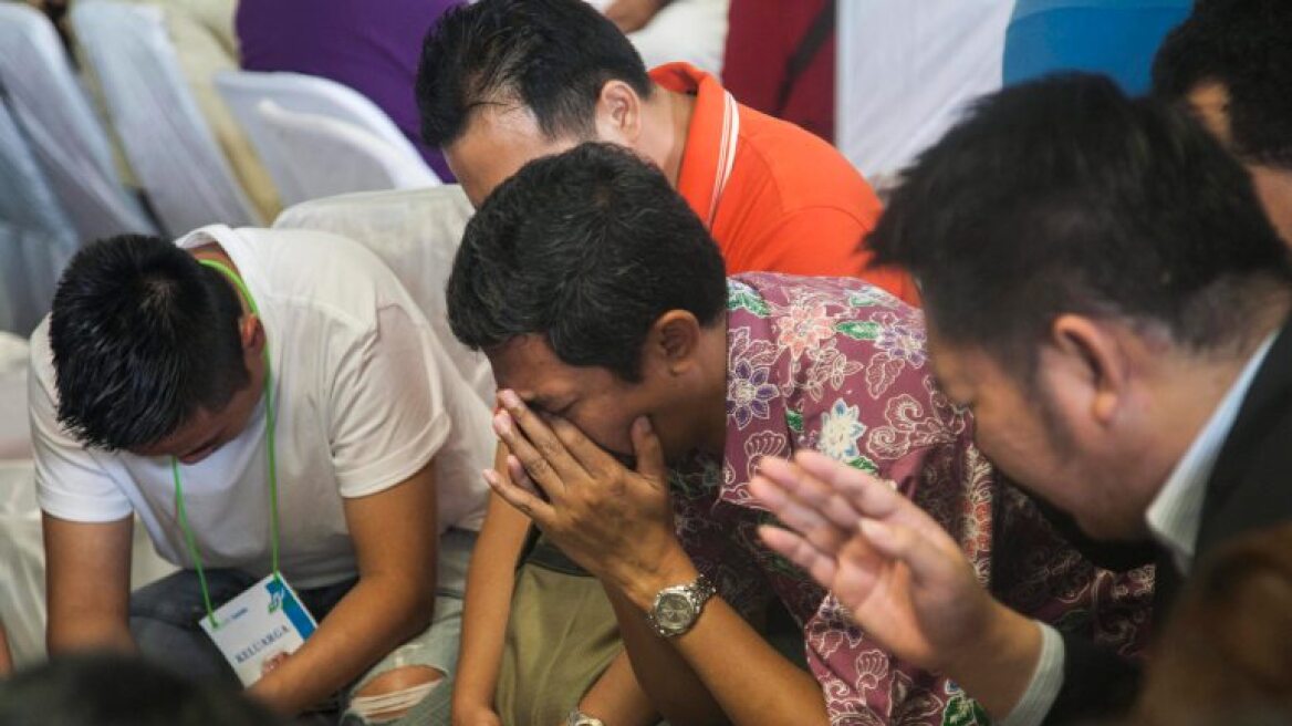 Δύτες ανέσυραν άλλα τέσσερα πτώματα από το αεροσκάφος της AirAsia