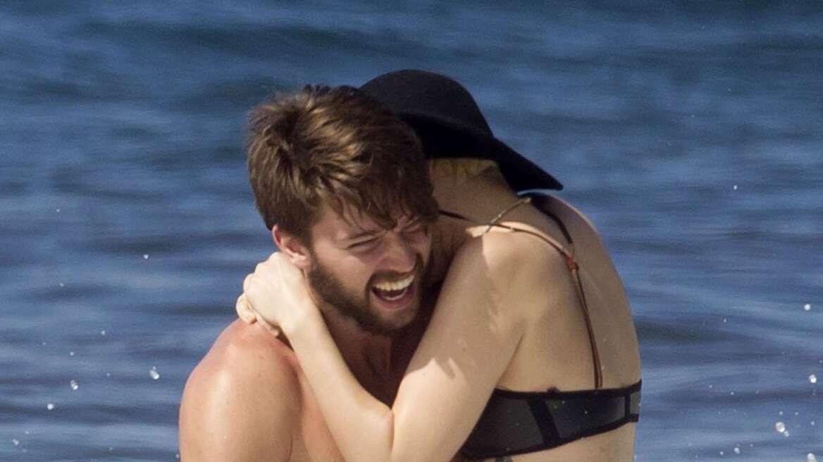 Miley Cyrus-Patrick Schwarzenegger: Αγκαλιές και φιλιά στην παραλία