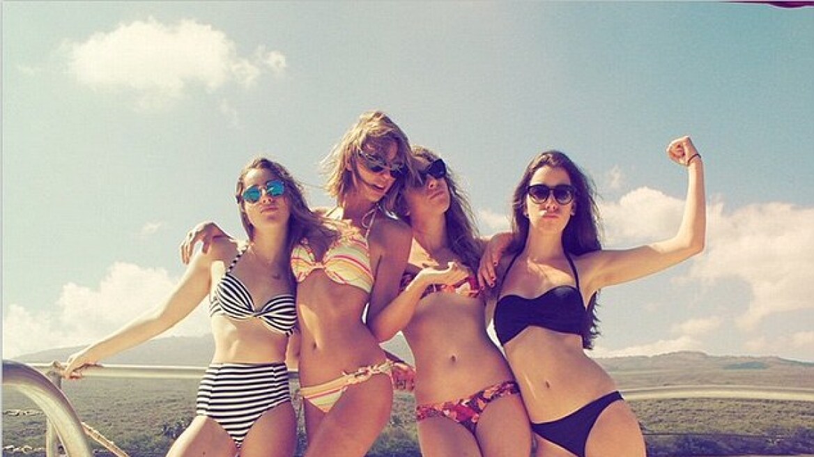 Taylor Swift: Ποζάρει με μπικίνι στις παραλίες της Χαβάης