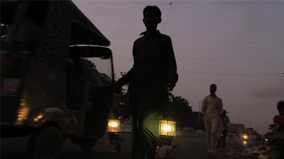 Πακιστάν: Μπλακ άουτ βύθισε στο σκοτάδι ολόκληρη τη χώρα