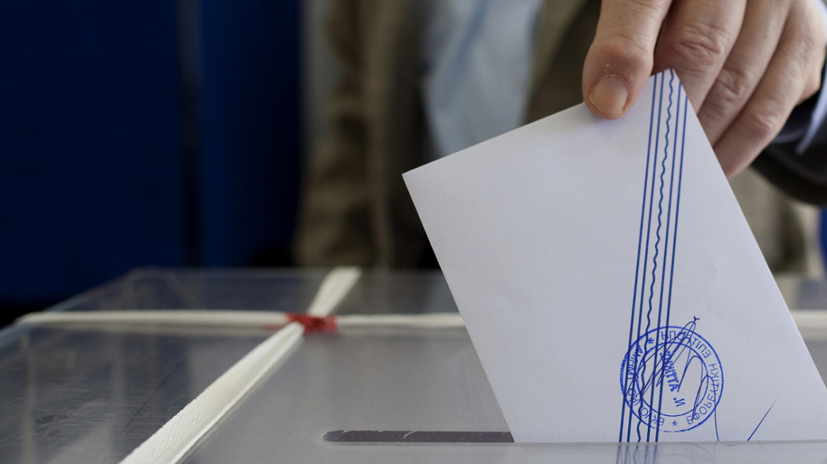 Ορεινή Ναυπακτία: Περιμένουν το εκχιονιστικό για να ανοίξουν τα εκλογικά τμήματα