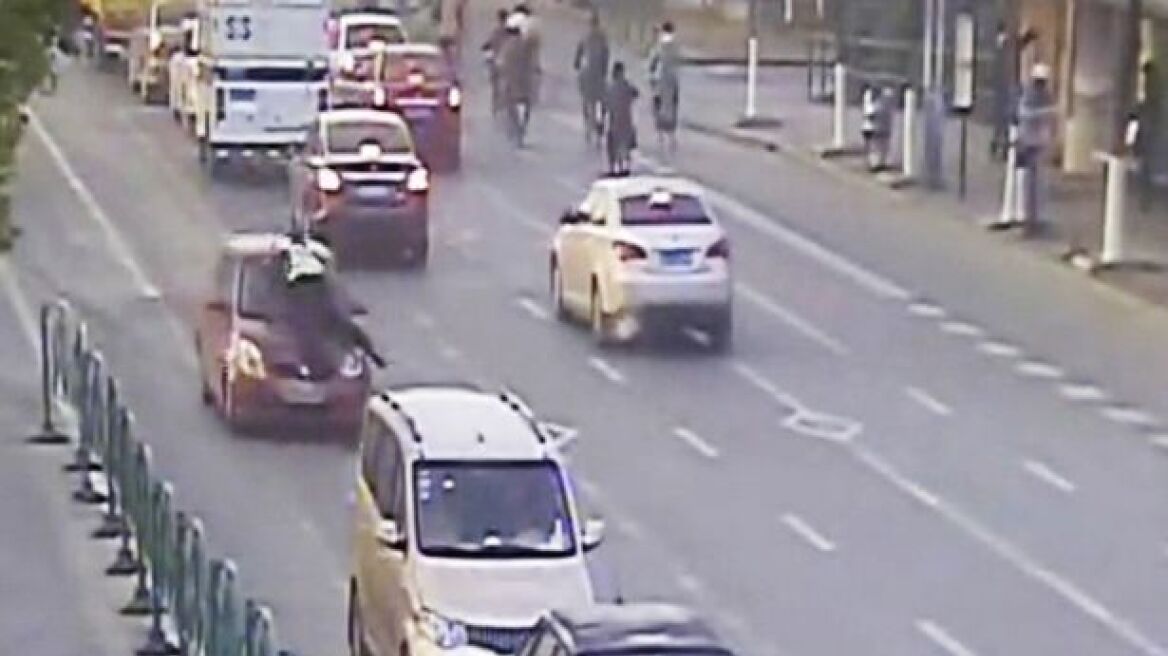 Βίντεο: Οδηγός-«τύφλα» παρασέρνει αστυνομικό και πέφτει σε άλλο όχημα
