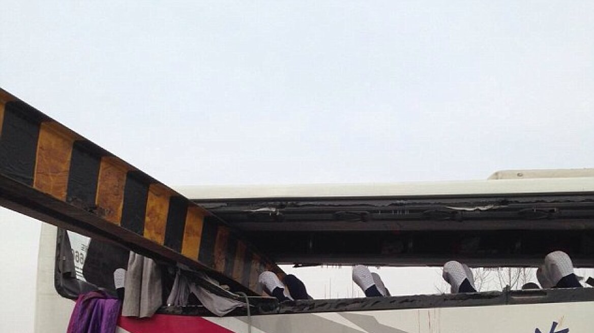Φωτογραφίες: Λεωφορείο «ξυρίστηκε» σε μπάρα ελέγχου του ύψους
