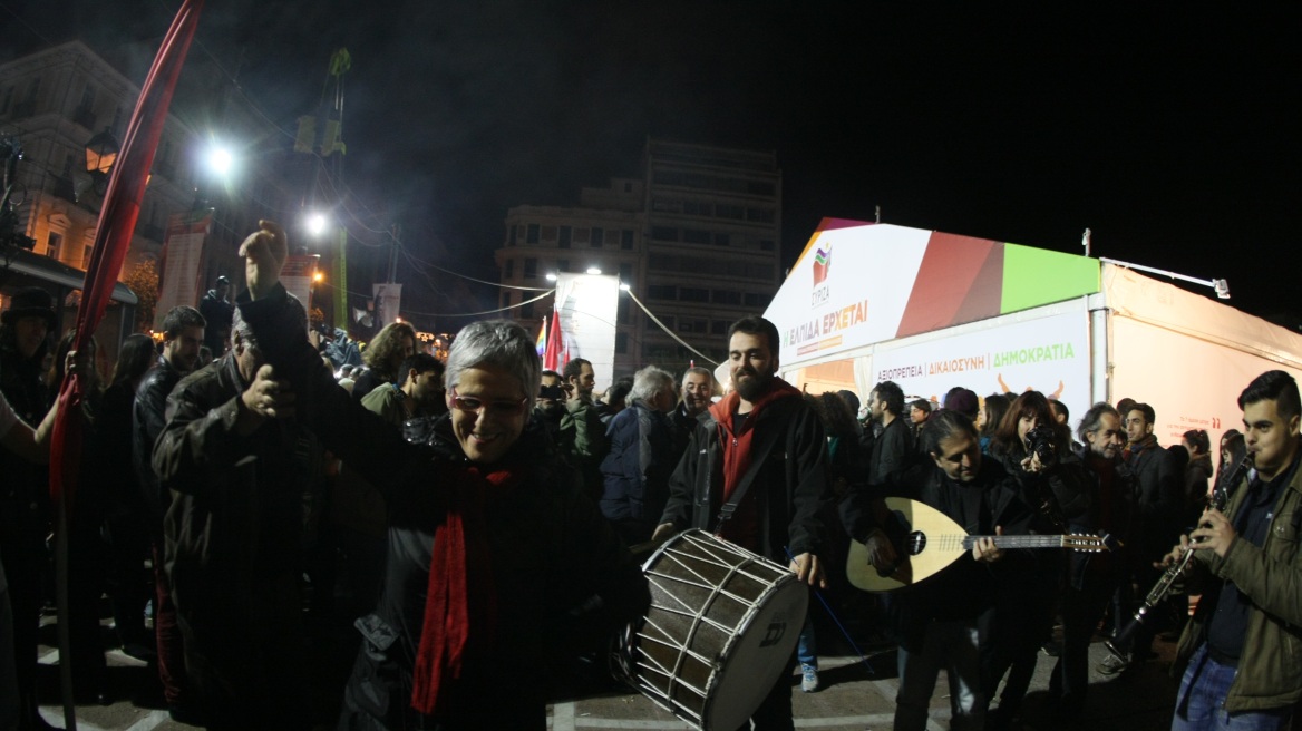 Mε νταούλια, κλαρίνα και πυροτεχνήματα πανηγύρισαν οι οπαδοί του ΣΥΡΙΖΑ