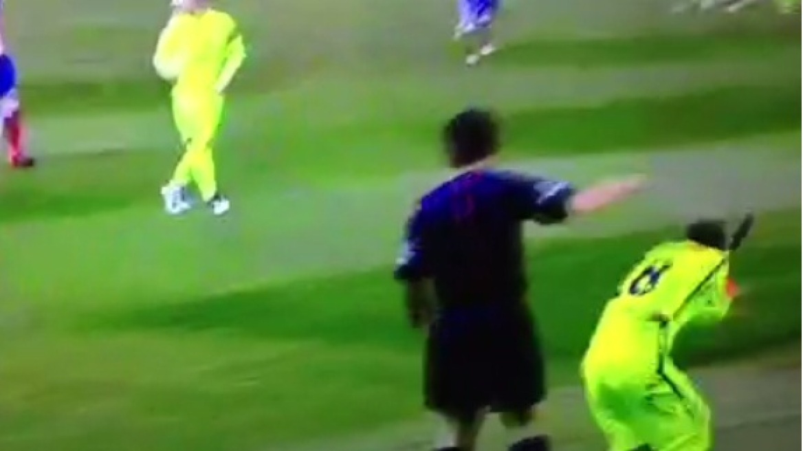 Βίντεο: Επόπτης χτύπησε ποδοσφαιριστή της Μπαρτσελόνα με το σημαιάκι!
