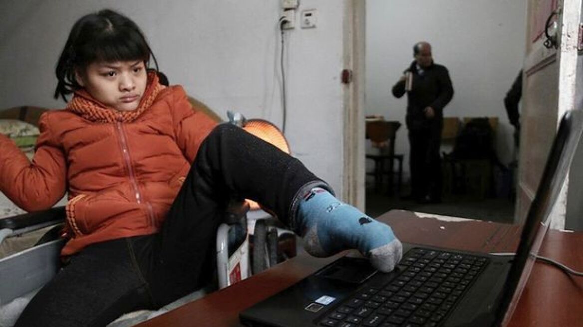 Κίνα: Νεαρή ανάπηρη γράφει μυθιστόρημα με... τα δάχτυλα των ποδιών της!