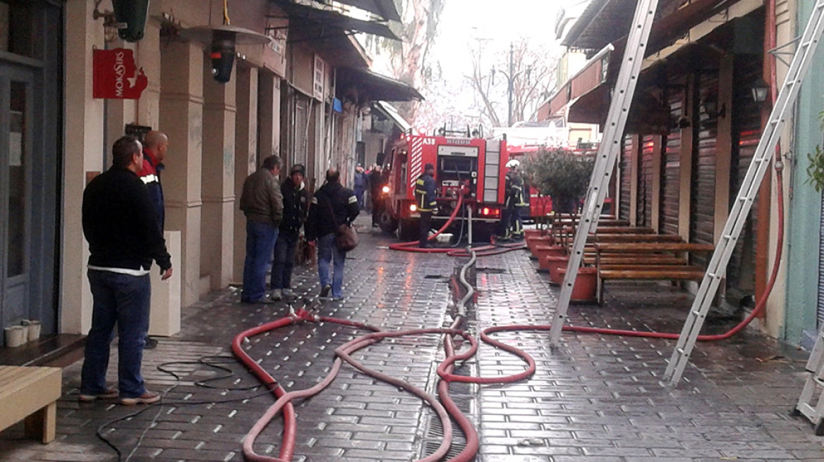 Υπό μερικό έλεγχο η μεγάλη πυρκαγιά σε κατάστημα στο Μοναστηράκι