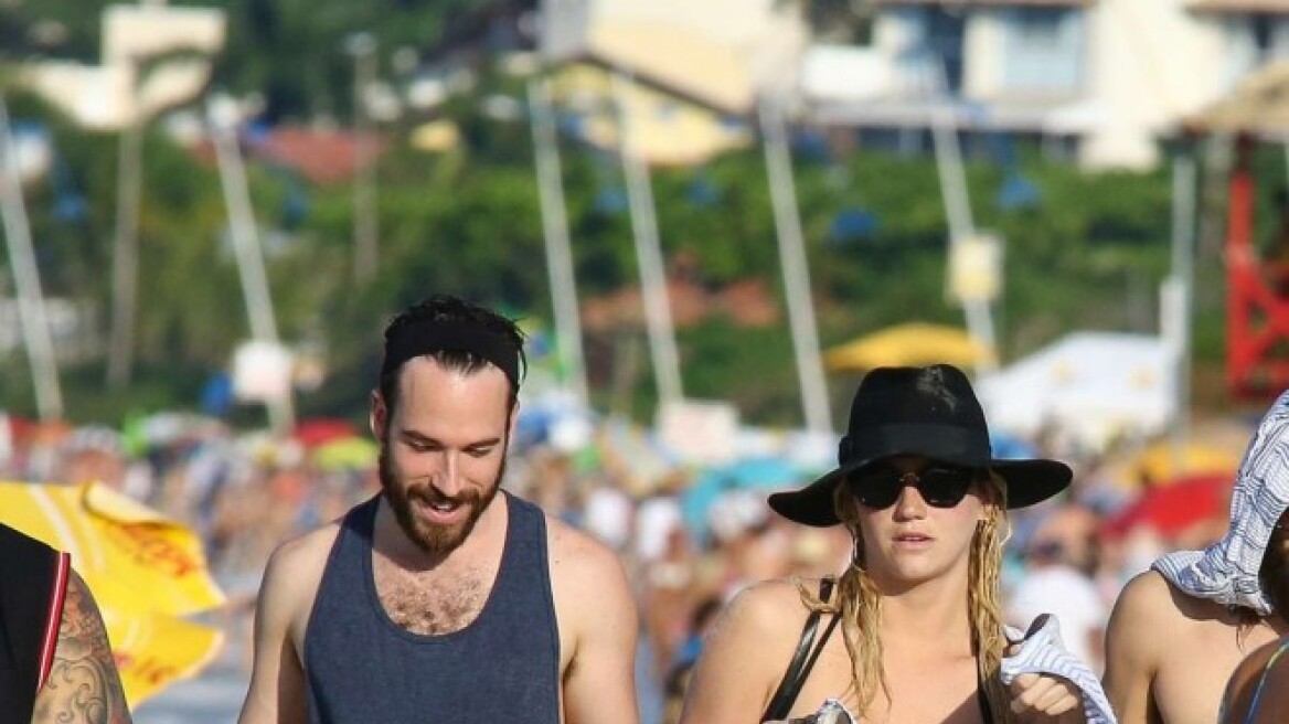 Kesha: Σε παραλία της Βραζιλίας με ολόσωμο μαγιό