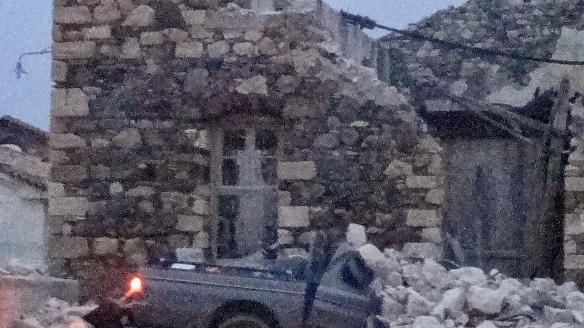 Φωτογραφίες: Οι άνεμοι γκρέμισαν σπίτι στη Σάμο