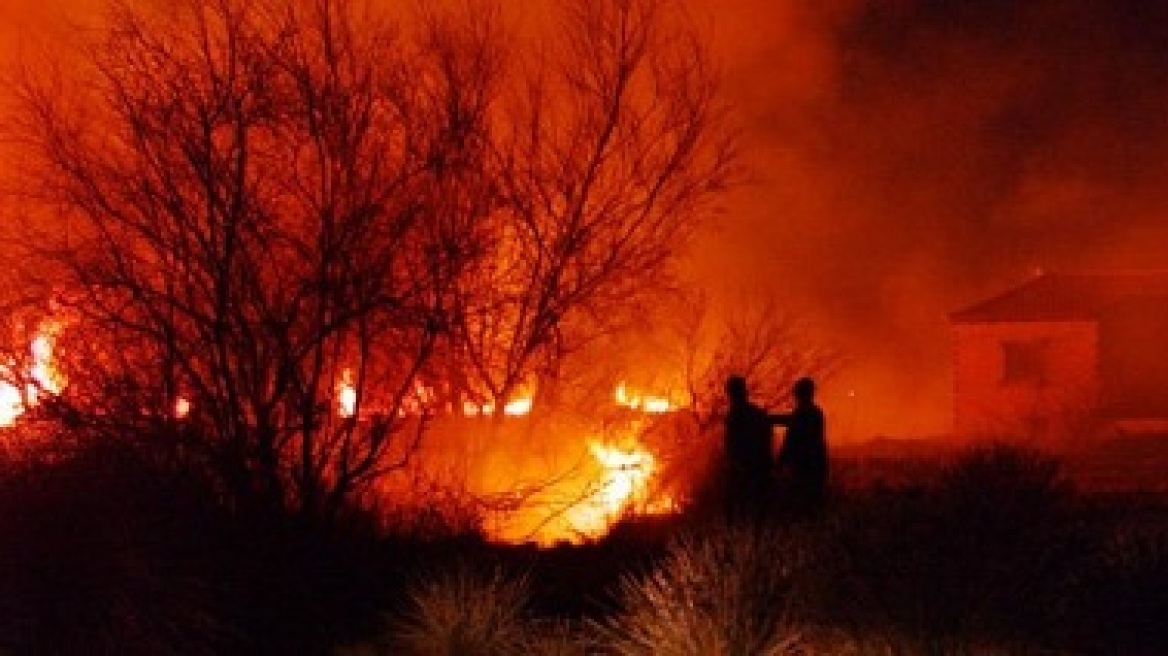 «Συναγερμός» από πυρκαγιά κοντά σε ξενοδοχεία στα Χανιά