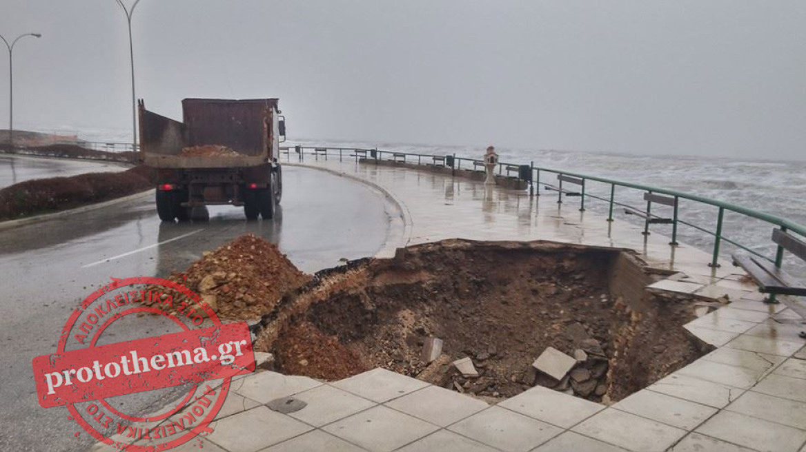 Φωτογραφίες: Η βροχή «άνοιξε» τρύπα στην παραλιακή της Αλεξανδρούπολης
