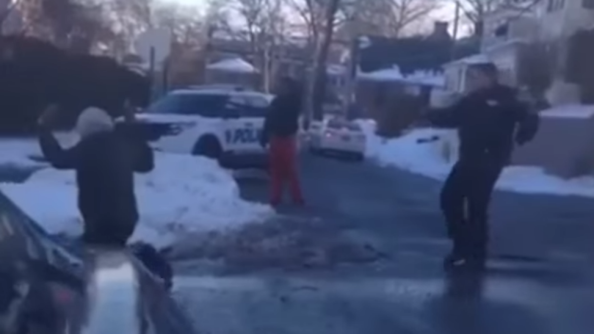 Σοκ στη Νέα Υόρκη: Αστυνομικός σημαδεύει με όπλο εφήβους επειδή... έπαιζαν χιονοπόλεμο!