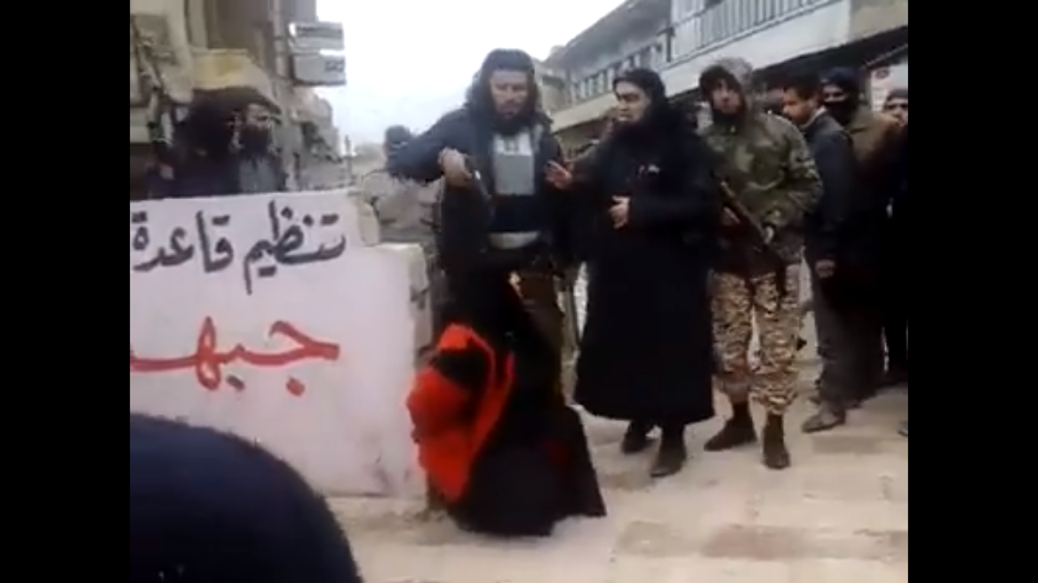 Βίντεο: Τζιχαντιστές εκτελούν γυναίκα στη μέση του δρόμου γιατί φαίνονταν τα πόδια της