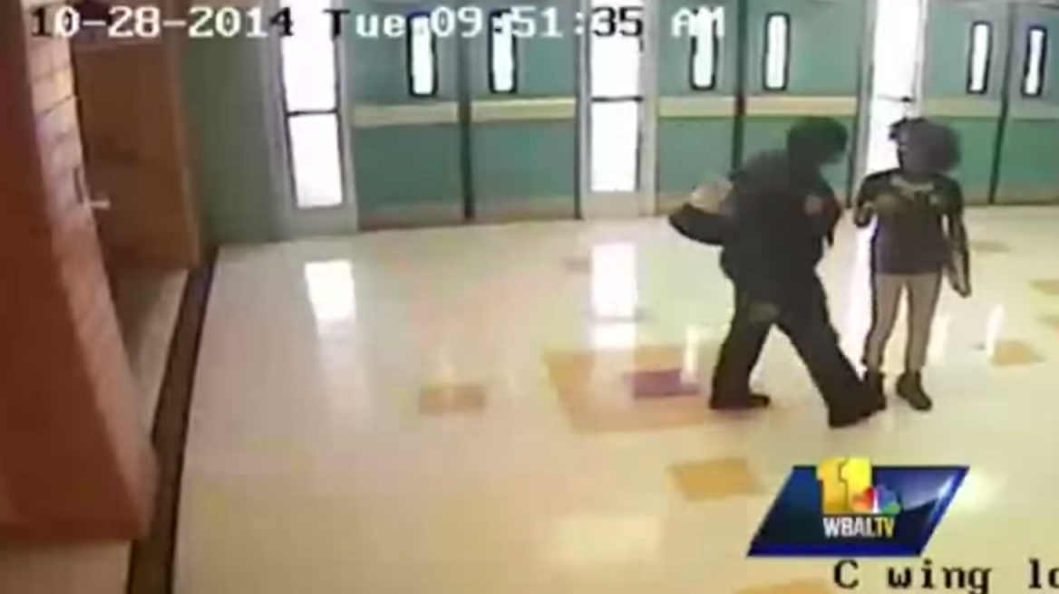ΗΠΑ: Αστυνομικός χτυπά με γκλομπ 13χρονη μέσα σε σχολείο χωρίς λόγο!
