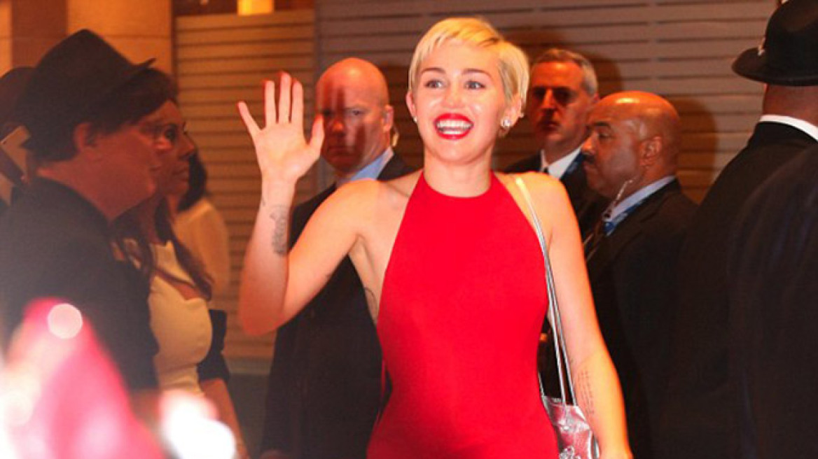 Miley Cyrus: Ξεσάλωσε στο πάρτι πριν από τα Grammy
