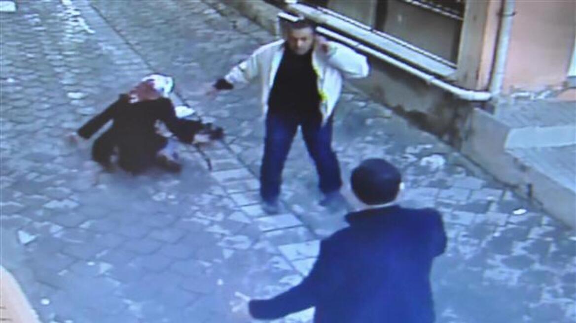 Τουρκία: Μαχαίρωσε τη γυναίκα του στη μέση του δρόμου γιατί του ζήτησε διαζύγιο! 