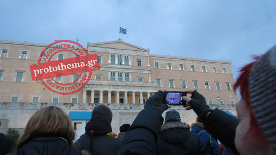 «Ανάσα Αξιοπρέπειας» παίρνουν οι Έλληνες στις πλατείες