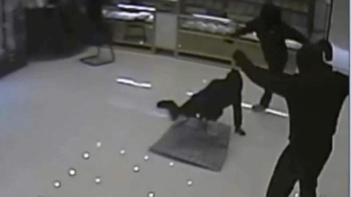 Αστείο βίντεο: Ληστές κοσμηματοπωλείου γλιστρούν στο καλογυαλισμένο πάτωμα!