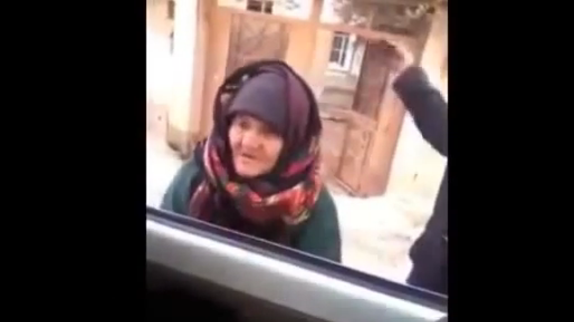 Βίντεο: Τολμηρή ηλικιωμένη «τα βάζει» με τους τζιχαντιστές