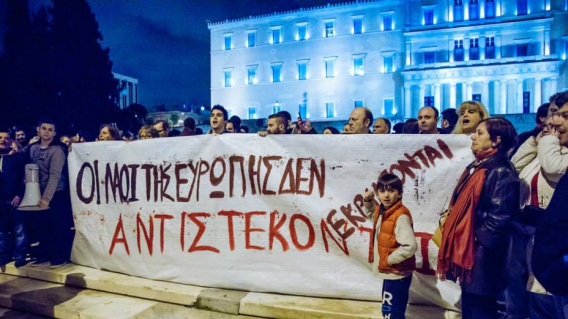 Reuters: Οι Έλληνες γεμίζουν περηφάνια ενώ η χώρα ακροβατεί στο γκρεμό