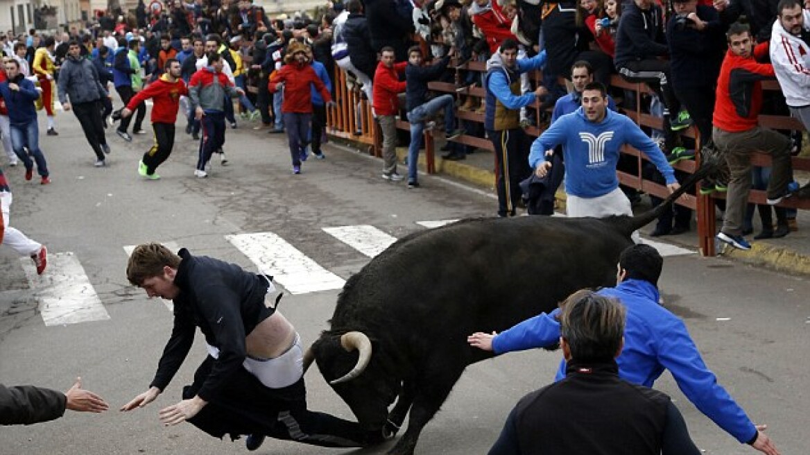 Ισπανία: Μαινόμενος ταύρος έστειλε στην εντατική 20χρονο Αμερικανό!