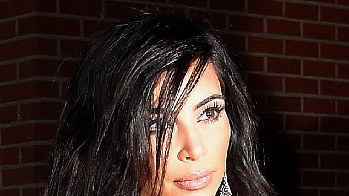 Το αβυσσαλέο ντεκολτέ της Kim Kardashian και πάλι σε κοινή θέα