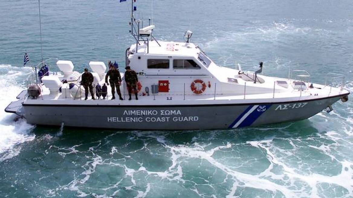 Ακυβέρνητο φορτηγό πλοίο πλέει ακυβέρνητο στον Κορινθιακό Κόλπο 