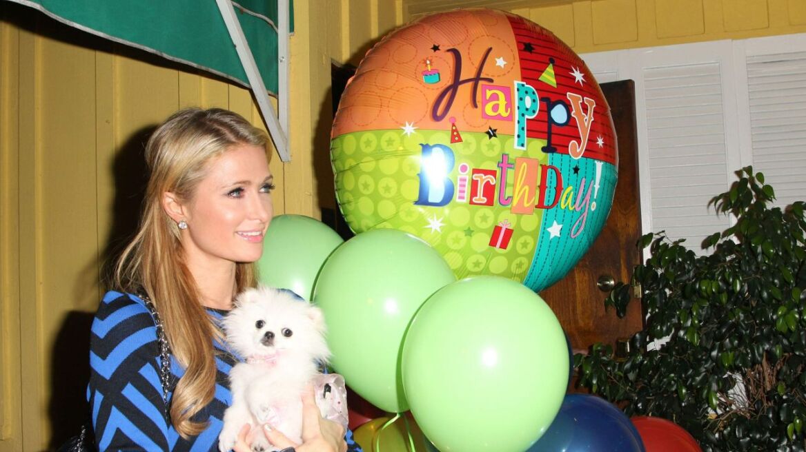 Paris Hilton: Κλείνει τα 34 και το γιορτάζει με μεγαλύτερο μπούστο