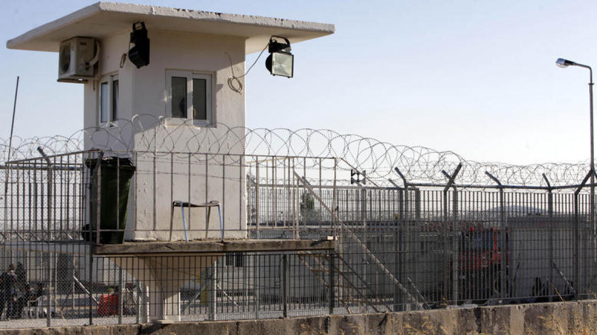 Αναβρασμός στο κέντρο κράτησης μεταναστών στην Αμυγδαλέζα
