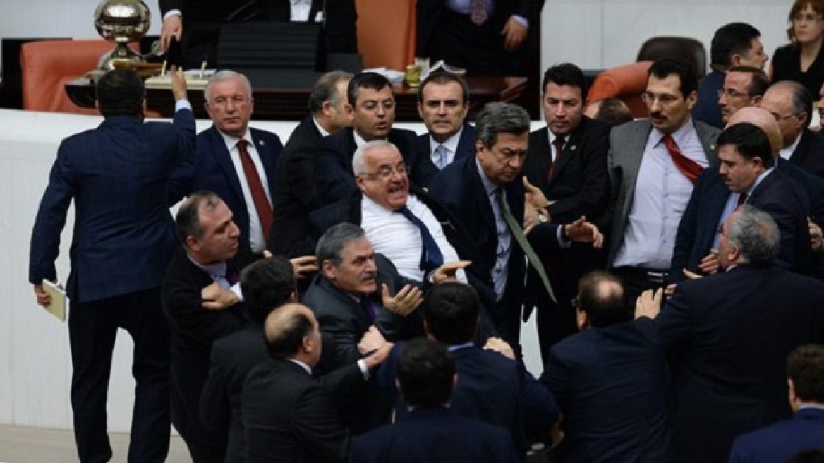 Ρινγκ η τουρκική βουλή - Βουλευτές πέταξαν συνάδελφό τους από τη σκάλα!
