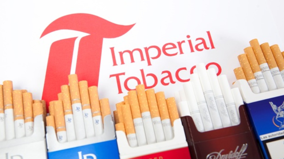 Ιρλανδία: Τα βάζει με τις  καπνοβιομηχανίες και κόβει τις μάρκες από τα τσιγάρα