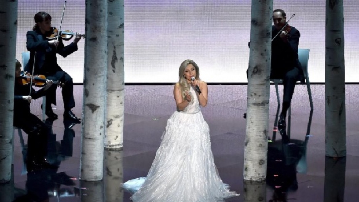 Βίντεο: Η εντυπωσιακή ερμηνεία της Lady Gaga στη σκηνή των Oscar 